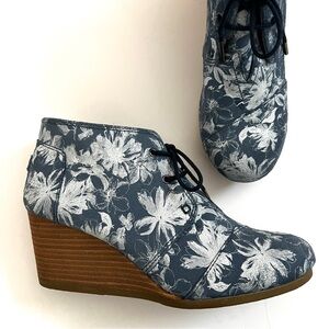 TOMS Wedge Heels Booties Blue and White Floral Shoes 10